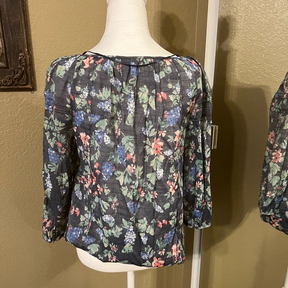 Lauren Conrad Women’s Top Blouse Floral Print Blue Gently Used Size Medium - Picture 6 of 7
